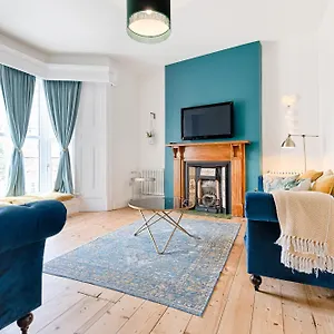  Holiday home Ty Calon: 1920s Beachside Retreat For Family And Extended